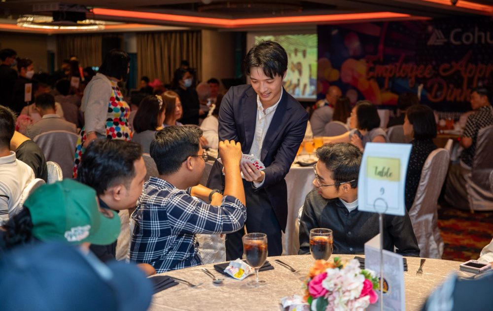 Close up roving Magician for Corporate Events